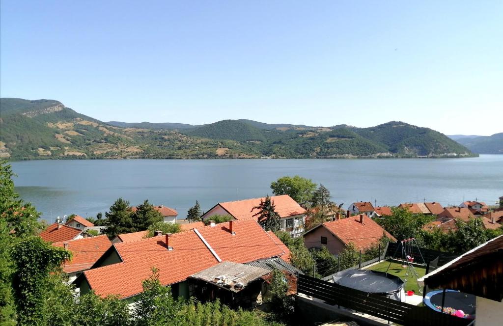 下米拉诺瓦茨NIKAS Apartman的享有带橙色屋顶的城镇和湖泊的景致
