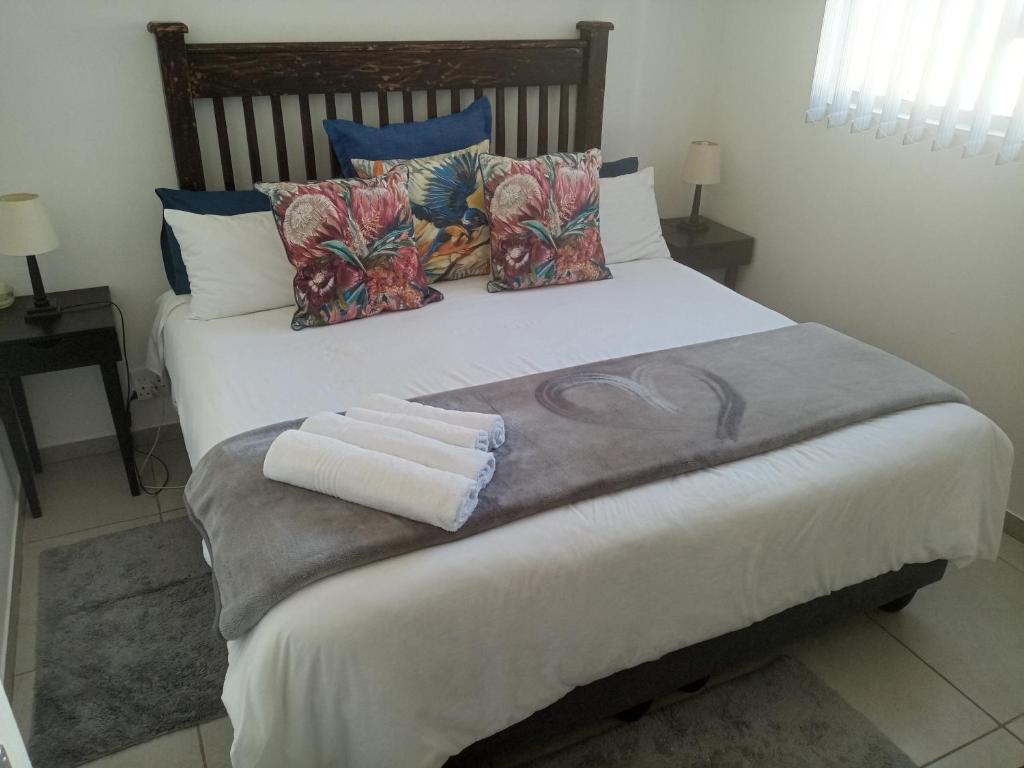 开普敦Covenant Place的一间卧室配有带毛巾的床