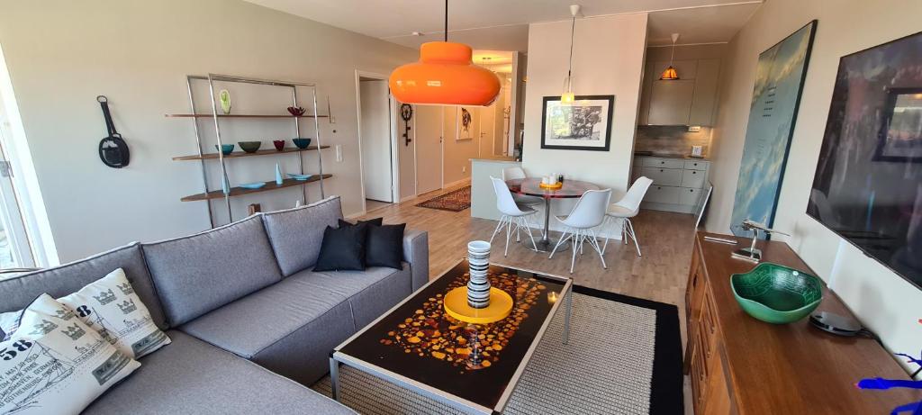 克里斯蒂安斯塔德LUXURY CITY VIEW APARTMENT的客厅配有灰色的沙发和桌子