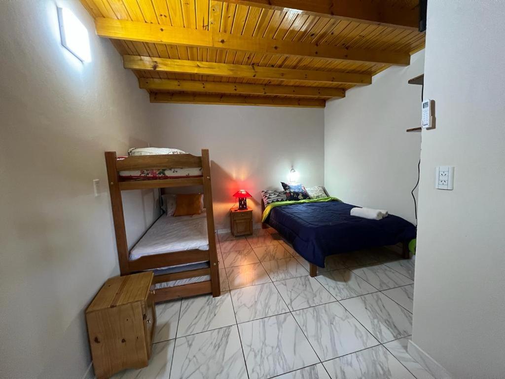 伊瓜苏港Alojamientos Iguazú的一间卧室配有双层床和双层床。
