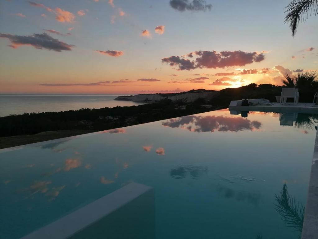 赫拉克勒亚米诺亚Villa Gentile的从游泳池欣赏日落美景