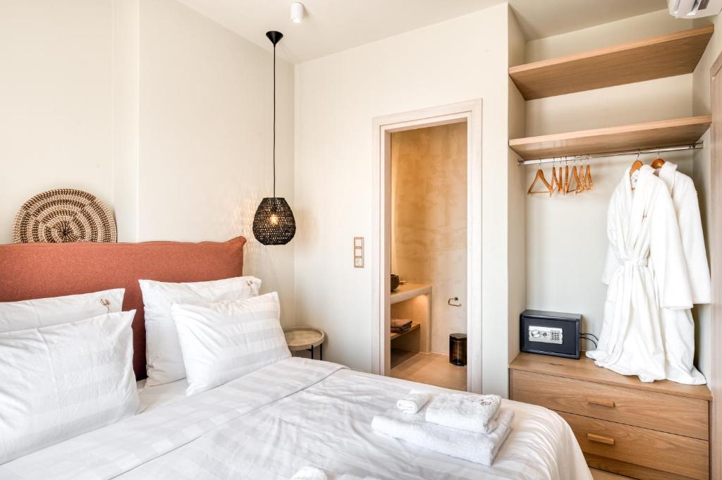 布拉卡Mirabelle Luxury Villas的卧室配有白色的床和衣柜。