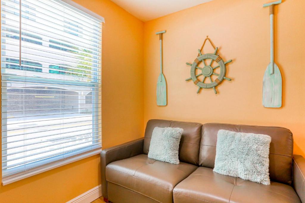 克利尔沃特East Shore Paradise #448的客厅设有棕色的沙发和窗户。
