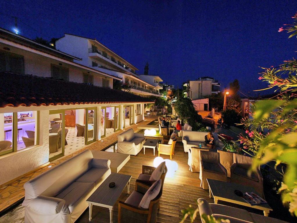 普洛马里翁沙湾酒店的屋顶甲板在晚上配有沙发和桌子