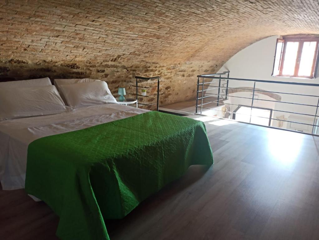 PomaricoMatalena的一间卧室配有一张带绿毯的床