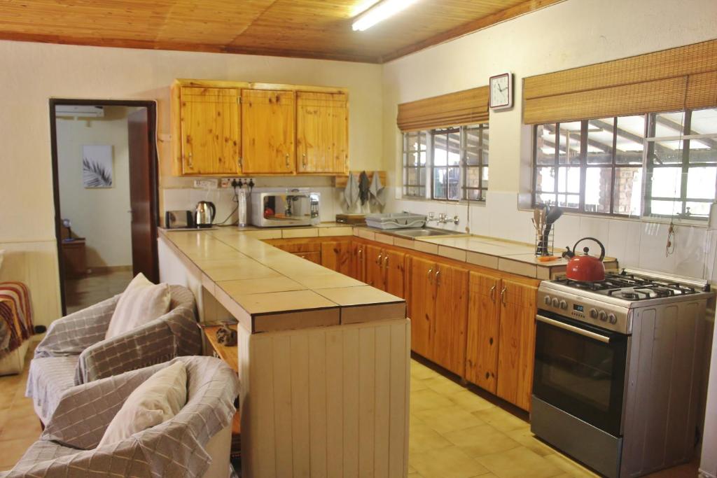 玛洛斯帕克Nature Rest的厨房配有木制橱柜和炉灶烤箱。