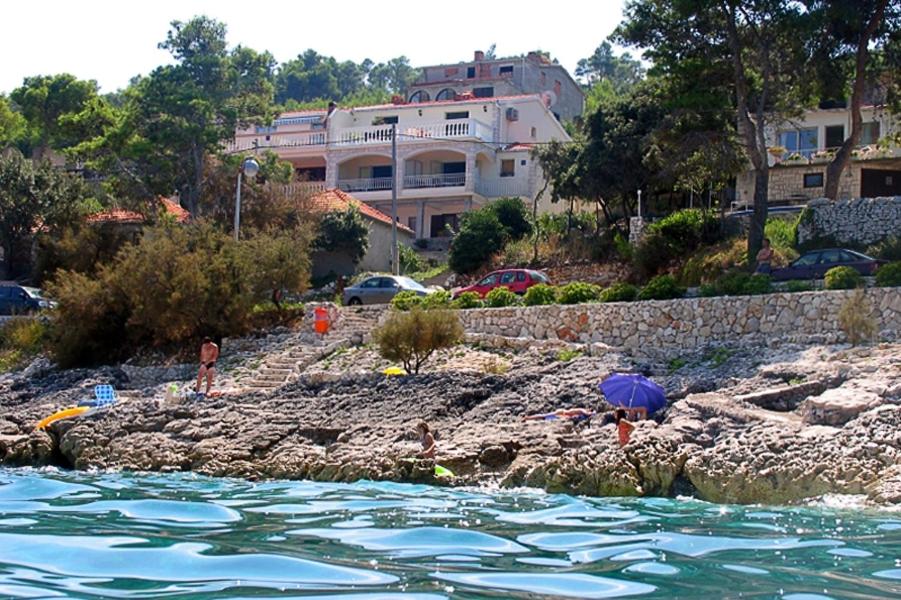 布拉托Apartments by the sea Prigradica, Korcula - 544的一群人,在水体的岸边