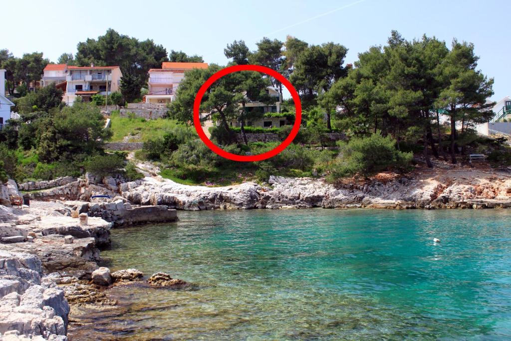 弗班吉Apartments by the sea Basina, Hvar - 542的河中的一个红圆