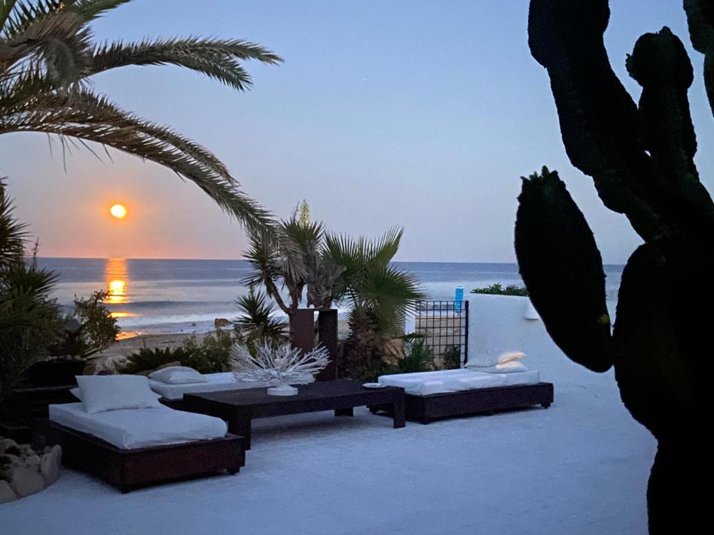 莫哈卡尔Villa Playa Mojacar的日落时分海景天井