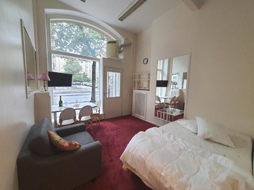 赫尔辛基Center of Helsinki的卧室配有床、椅子和窗户。