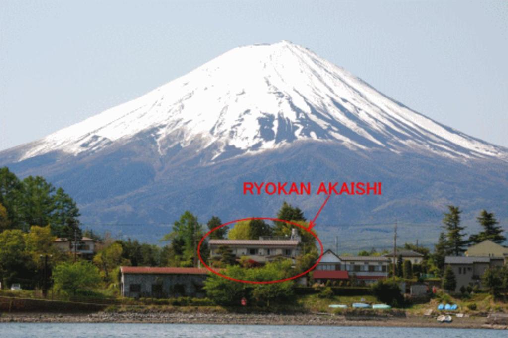 富士河口湖赤石旅馆的山前有日式旅馆的 ⁇ 石字