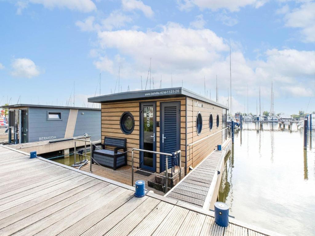 福伦丹Comfortable houseboat in Marina Volendam的水面上的小房子