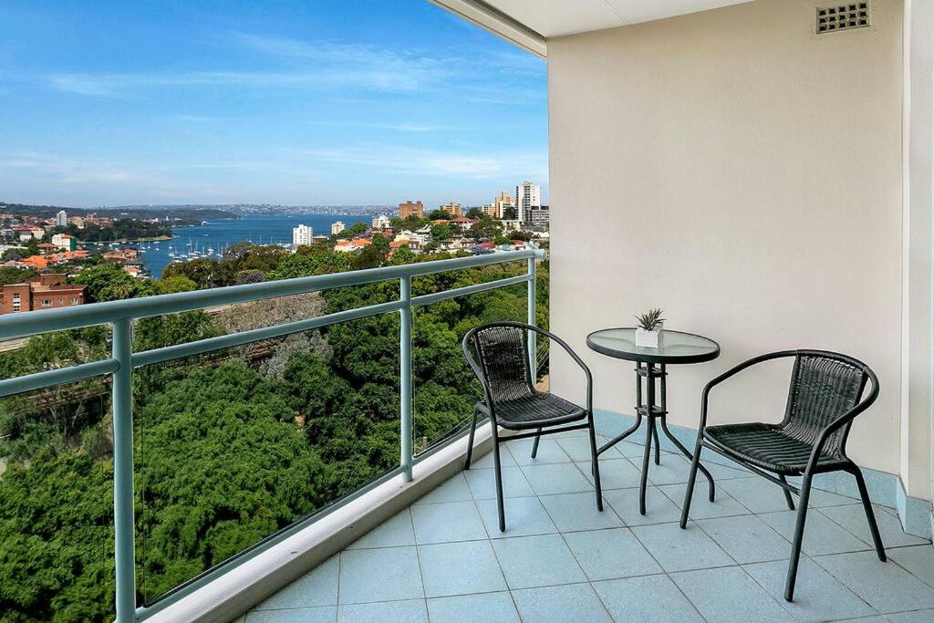 悉尼ALF49-Huge 2BR Penthouse Style, Great Water Views的阳台配有2把椅子和1张桌子,享有风景。