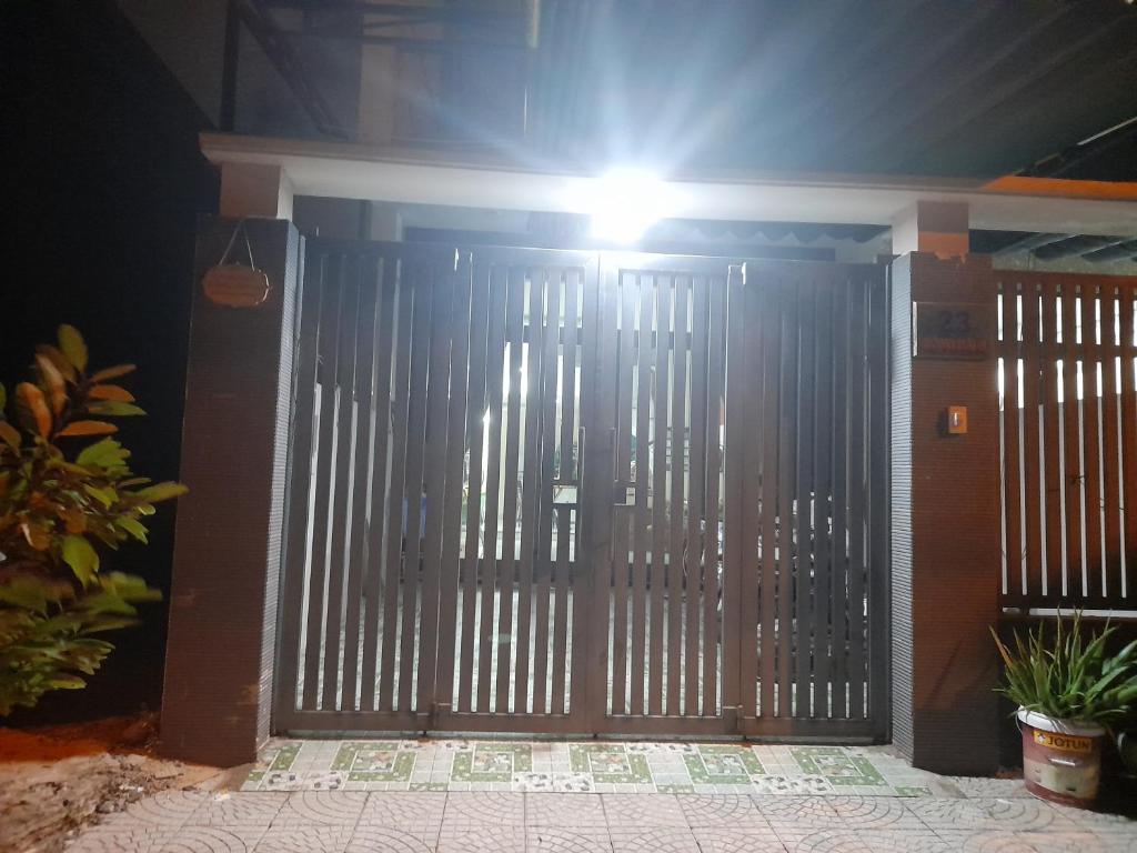 岘港Ngũ Hành Sơn的金属门,上面有灯