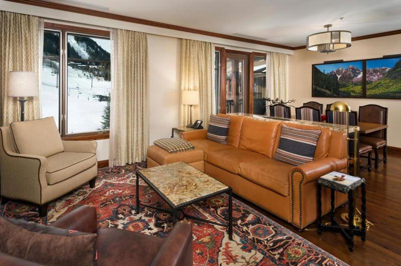 阿斯潘Aspen Ritz-carlton 2 Bedroom的带沙发和椅子的大客厅