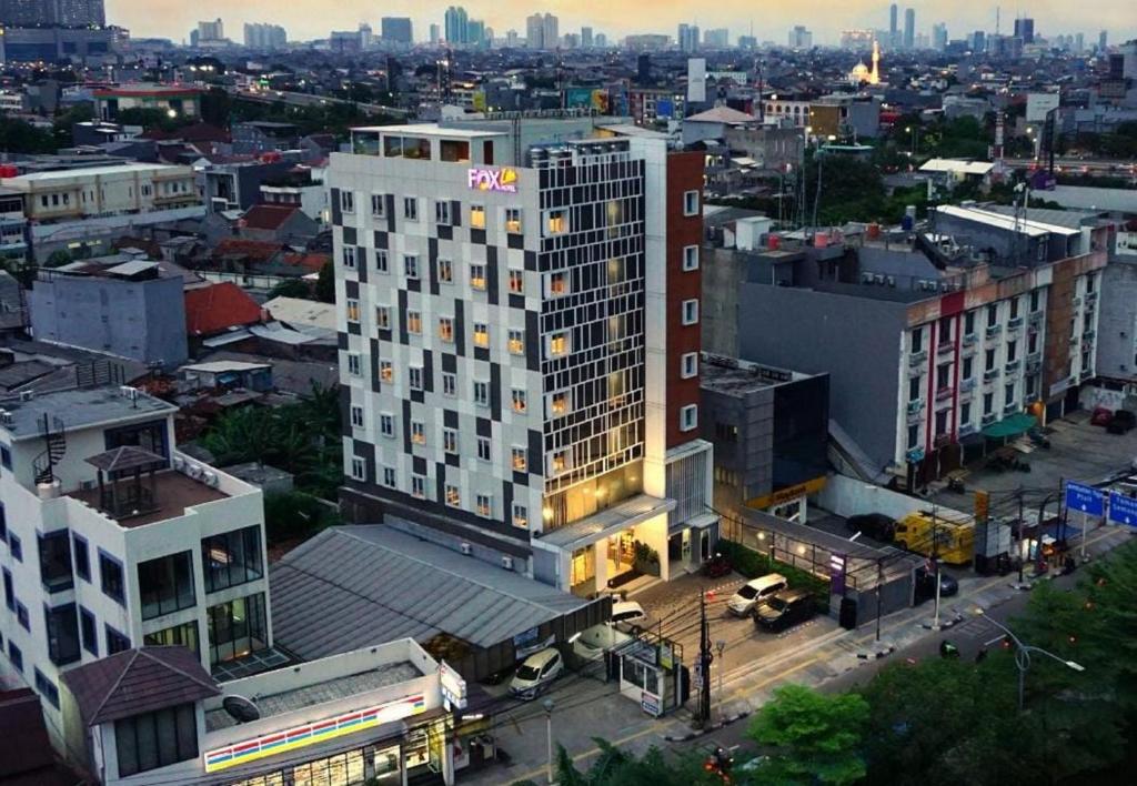 雅加达FOX Lite Grogol Jakarta的城市中高大的白色建筑,