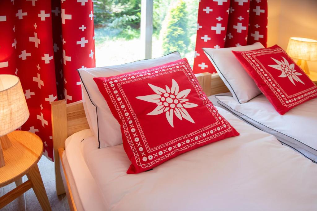 施瓦尔茨湖Chalet Alte Post的两张带红白枕头的床