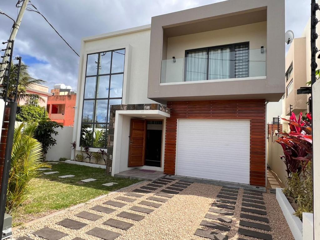 特鲁欧克比赫斯Villa Aussee Mauritius的一栋带白色车库门的现代化房屋