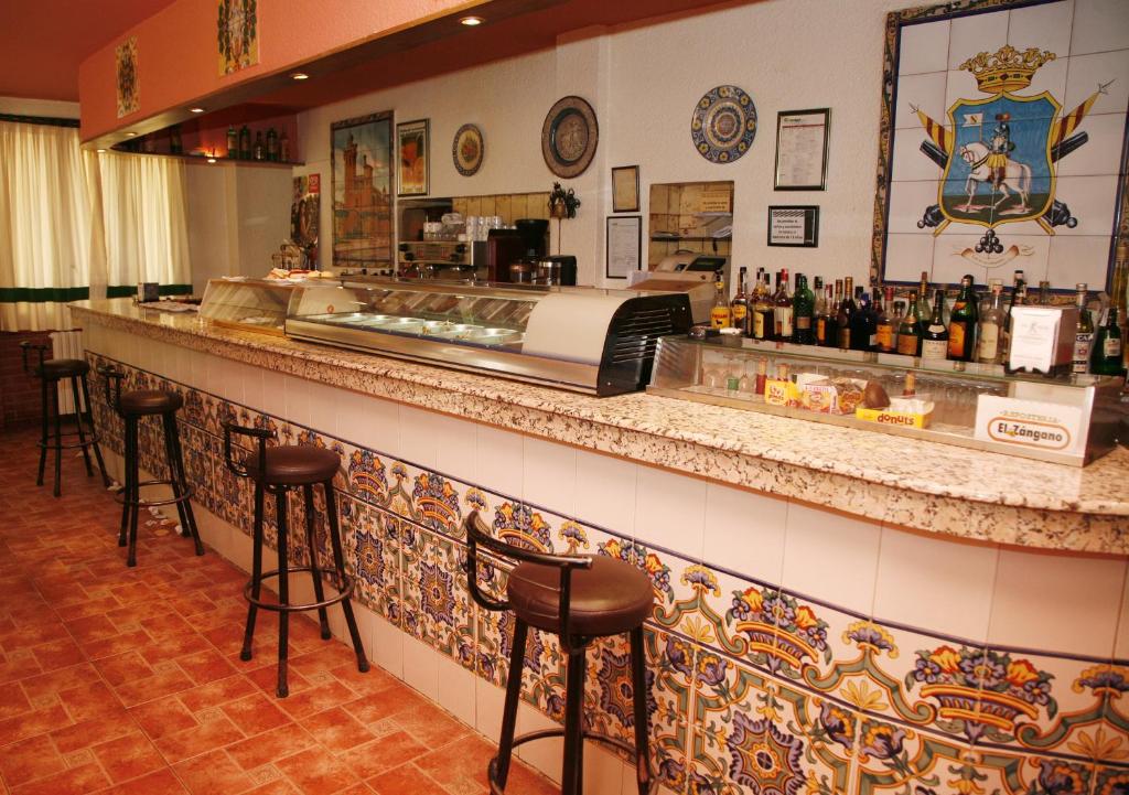 埃赫阿-德洛斯卡瓦列罗斯夸特洛埃斯奎因纳斯旅馆的餐厅内的酒吧,带柜台和凳子