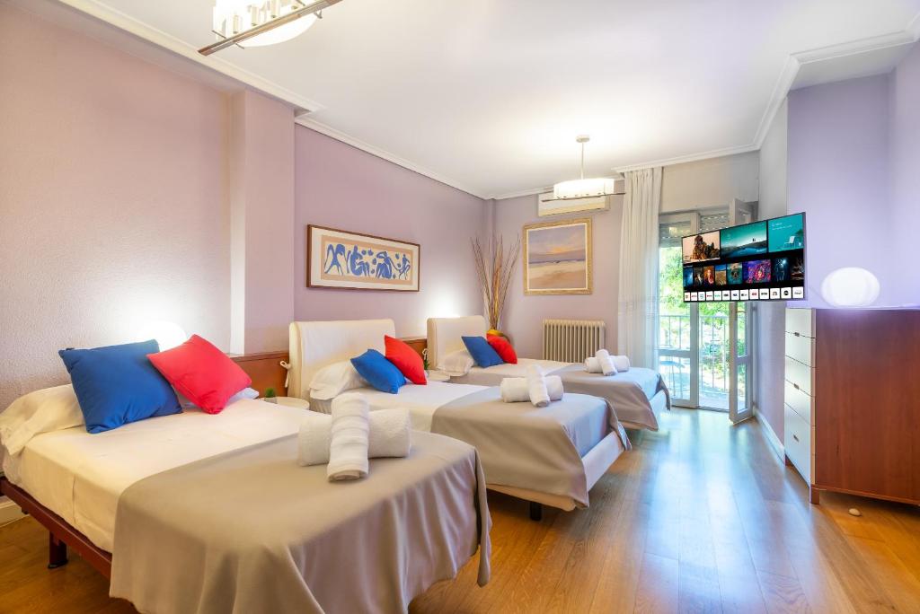 塞尼塞罗Apartamento VIRGEN DEL VALLE的客房设有4张床和平面电视。