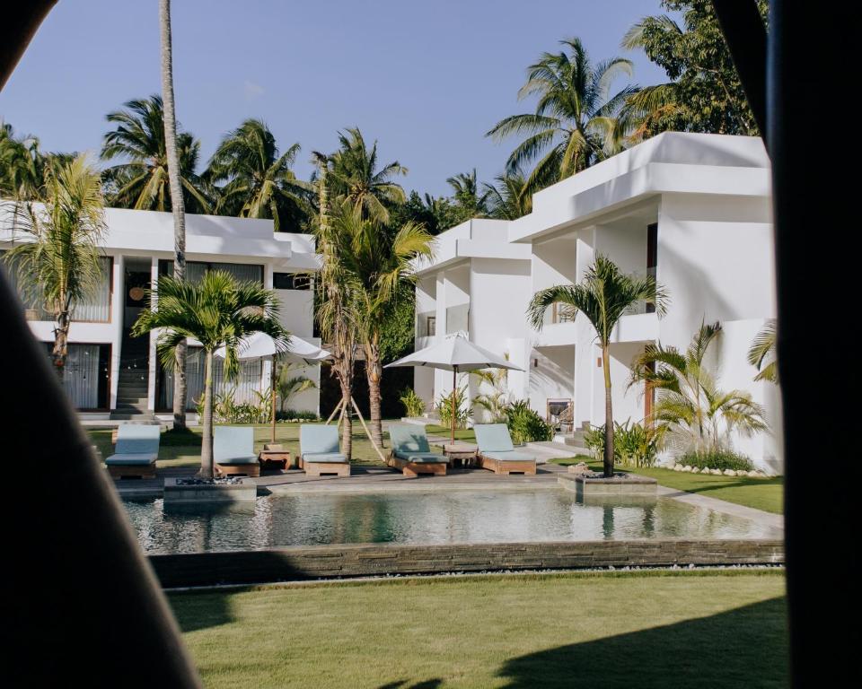 龙目岛库塔龙目岛斯卡拉酒店的从游泳池欣赏到度假村的景色