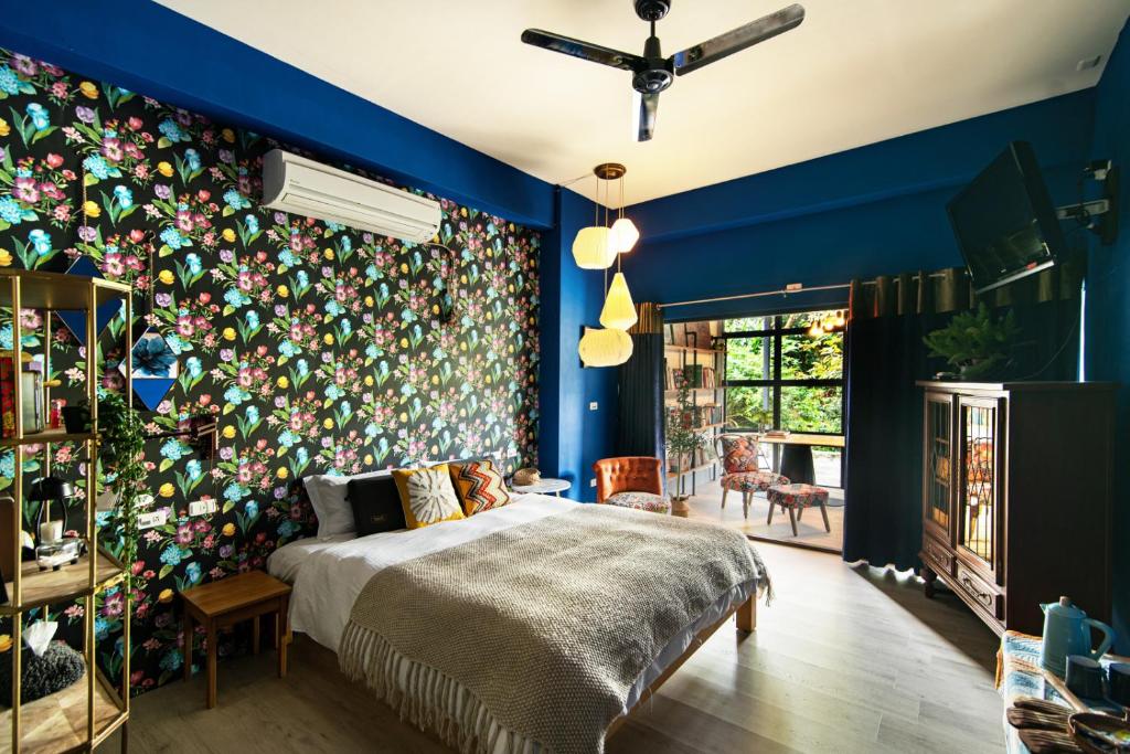 光复乡麵包樹舍 Breadfruit B&B的一间卧室设有色彩缤纷的墙壁和床