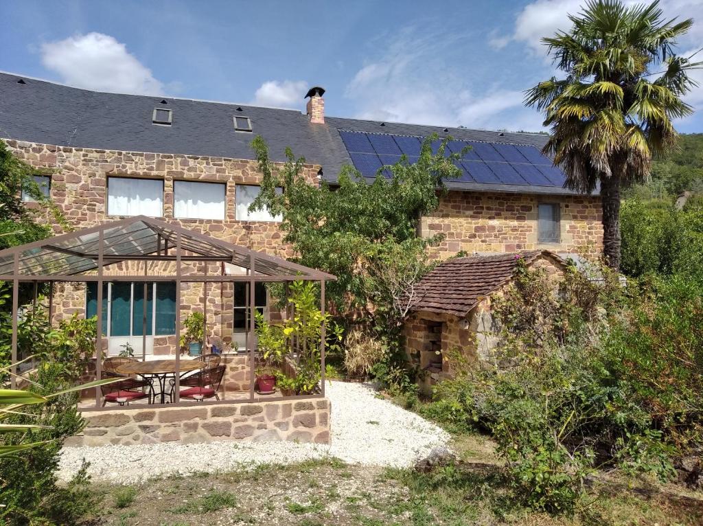科隆热Le palmier d'Alice的屋顶上设有太阳能电池板的砖屋