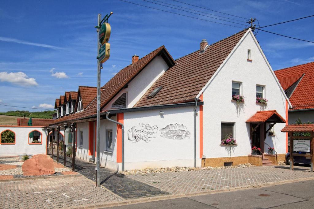 TraisenZur Rotenfelsstube的白色的建筑,旁边是壁画