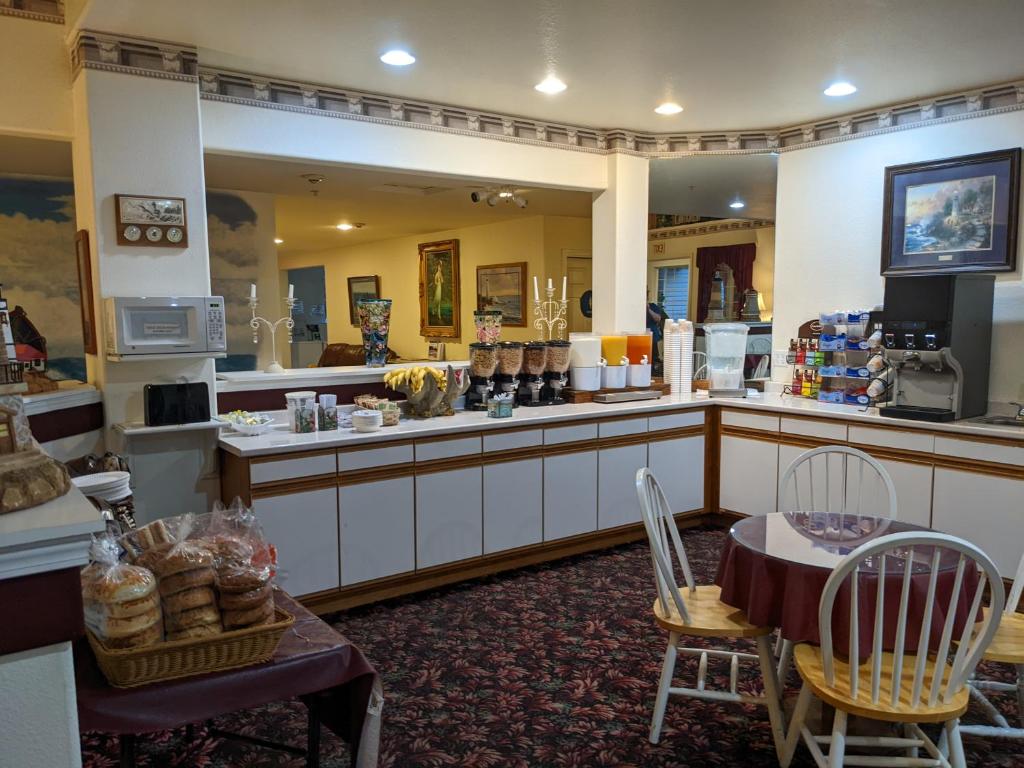新奥尔良市灯塔酒店的厨房配有桌椅和柜台。