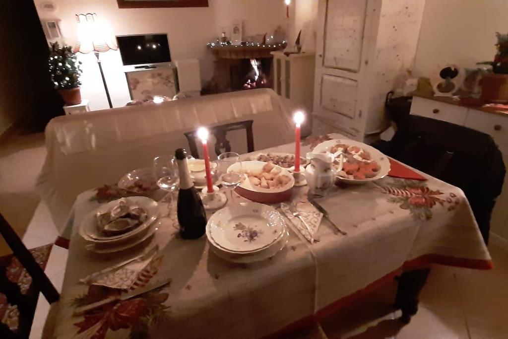奥温多利L' incantevole Tana di Oto的一张桌子,上面有盘子和蜡烛,上面有桌布