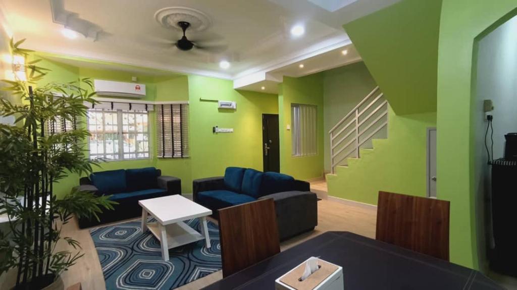 巴生HOMESTAY DR. Z (MUSLIM HOMESTAY)的客厅拥有绿色的墙壁和蓝色的家具