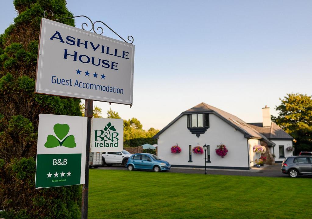 特拉利Ashville House B&B Tralee的房屋前的灰城房屋标志