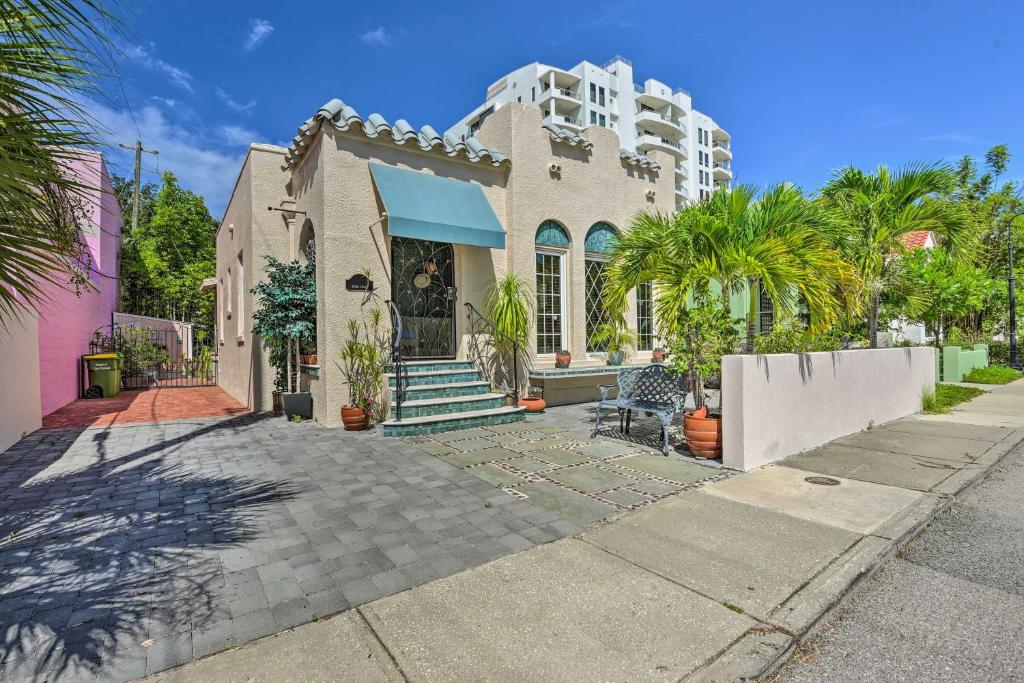 萨拉索塔Sarasota Home in Historic District with Patio!的棕榈树和建筑的房子