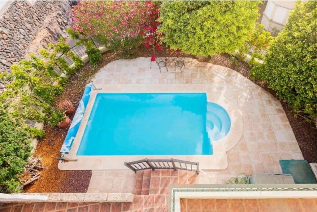 夏约法Private pool 'Villa Vibe Tenerife' sunset & ocean view的游泳池的顶部景色