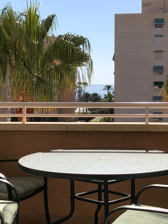 阿利坎特Precioso apartamento en Urbanización junto al mar.的海景阳台上的桌子
