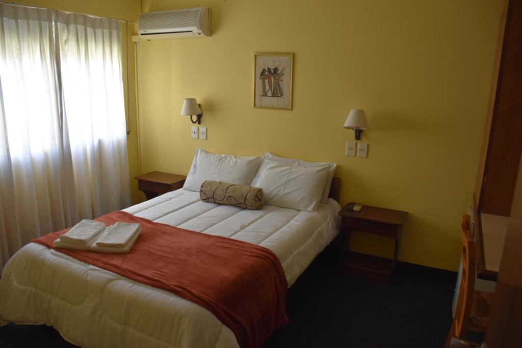 科洛尼亚-德尔萨克拉门托Hotel Sol Colonia的一间卧室配有一张大床和两条毛巾