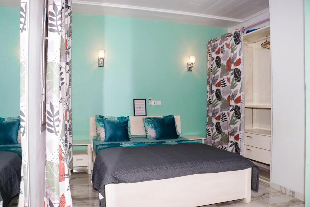 杜阿拉ENJOY n RELAX的一间卧室设有一张床和蓝色的墙壁