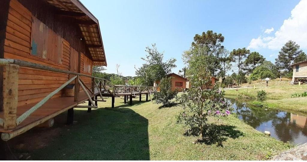 贡萨尔维斯Chalé Caminho da Montanha的河边的小木屋