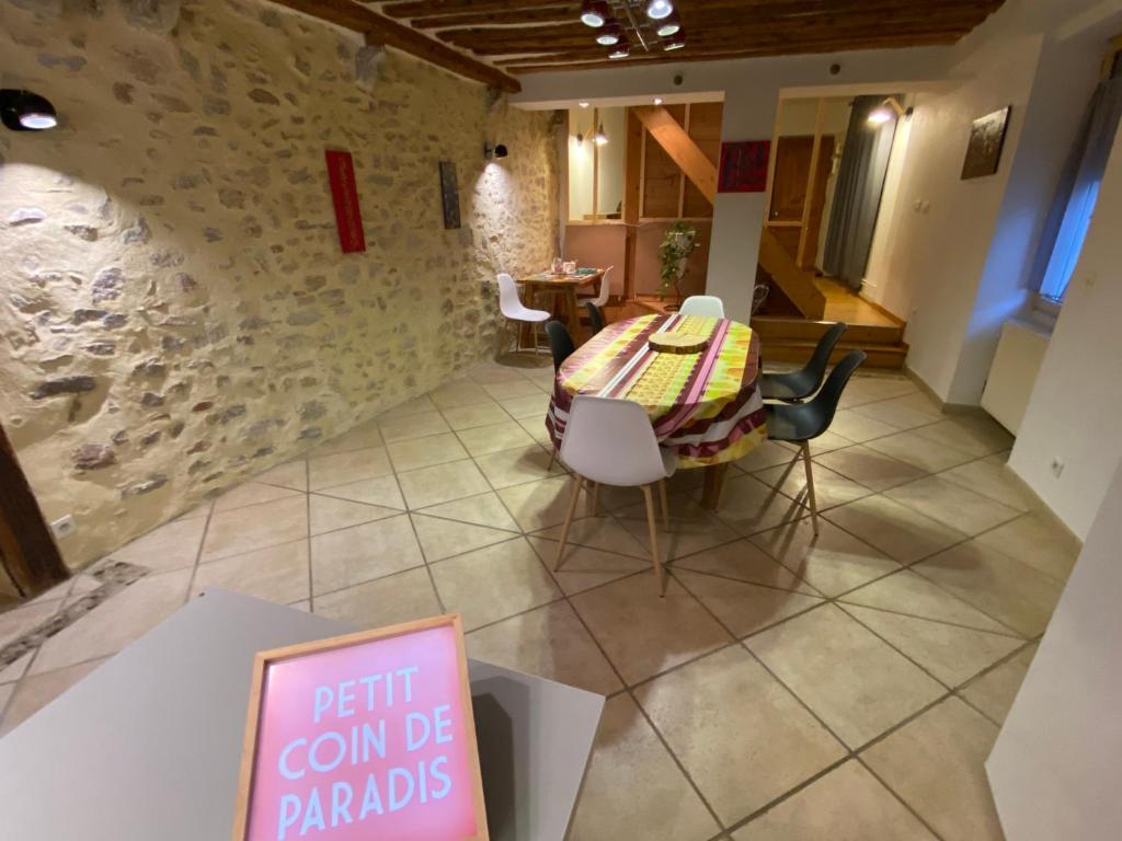 波利尼Gîte de la tour de Paradis的带有标志的房间的桌椅