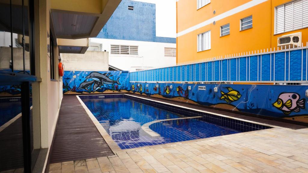弗洛里亚诺波利斯HANNA San Diego Apart Hotel的壁画建筑中的游泳池