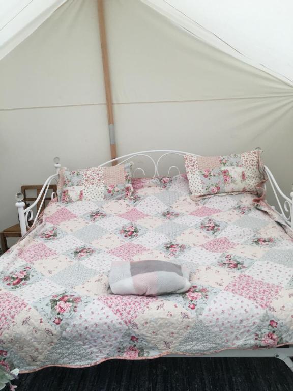 LincolnshireAmelia Vera的一张带粉红色被子和枕头的床