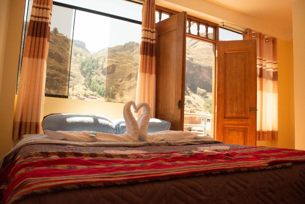皮萨克Hotel Everest的一间卧室设有一张大床和大窗户