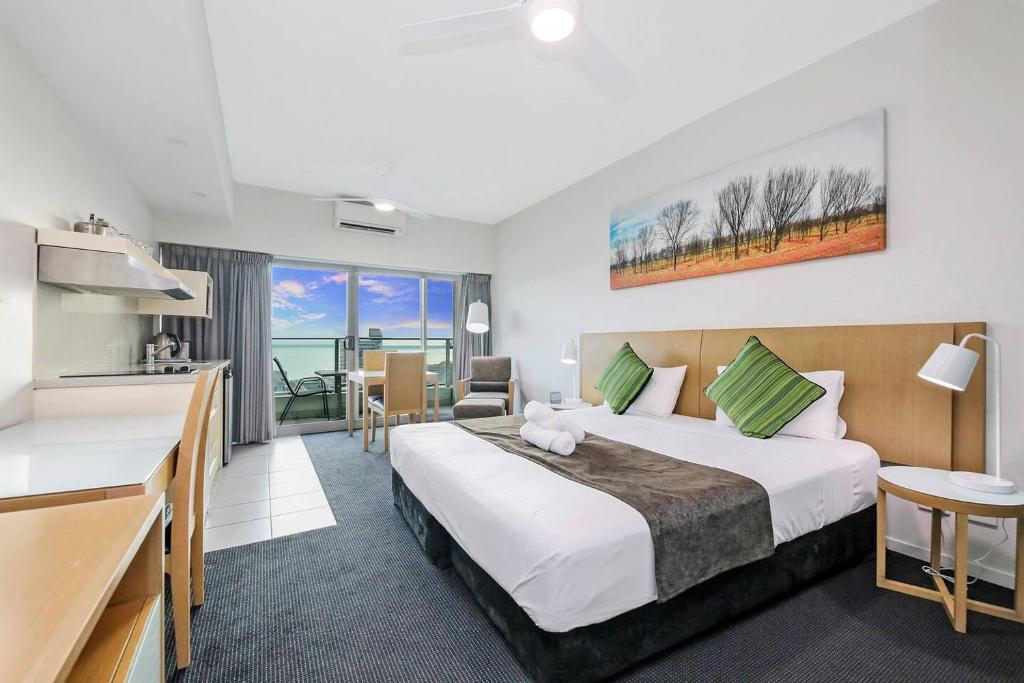 达尔文'18th in the Clouds' CBD Resort Living with Pool的酒店客房设有一张大床和一个厨房。