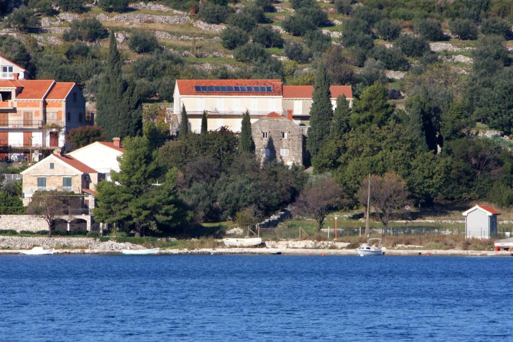 斯拉诺Apartments and rooms by the sea Slano, Dubrovnik - 2682的水体边的城镇