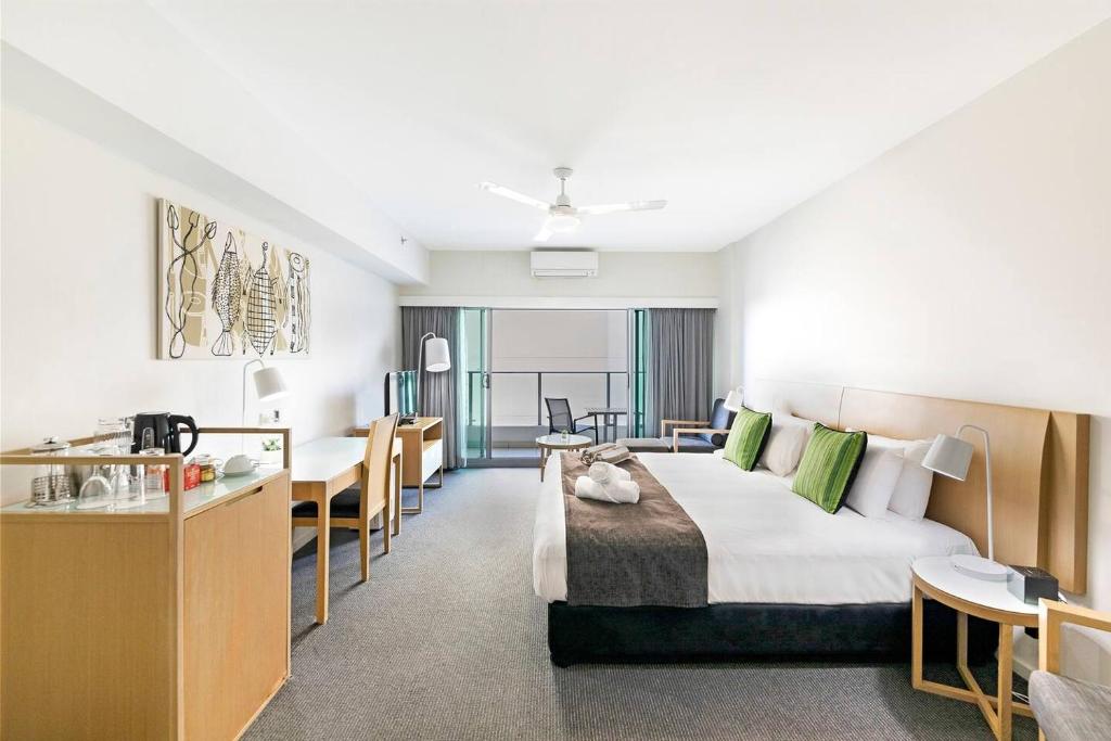 达尔文King Balcony Suite at Resort Style Darwin Stay的酒店客房设有一张大床和一张书桌。