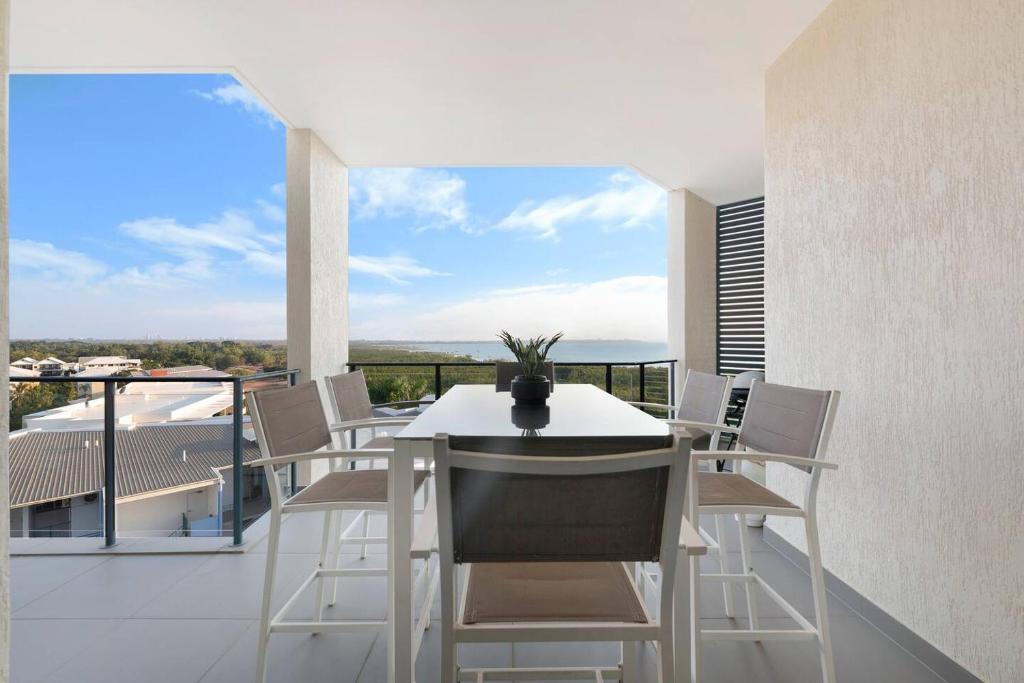 Sleek Penthouse Style meets Stunning Coastal Views的阳台或露台