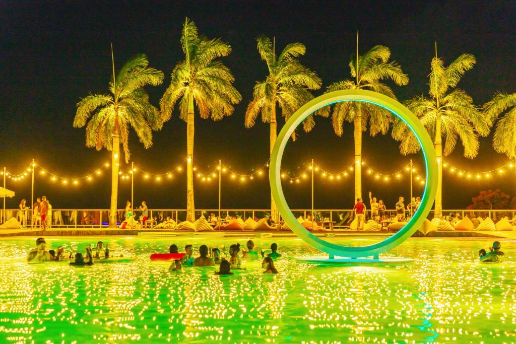 塞班Coral Ocean Resort的游泳池里的人,晚上在水里用戒指