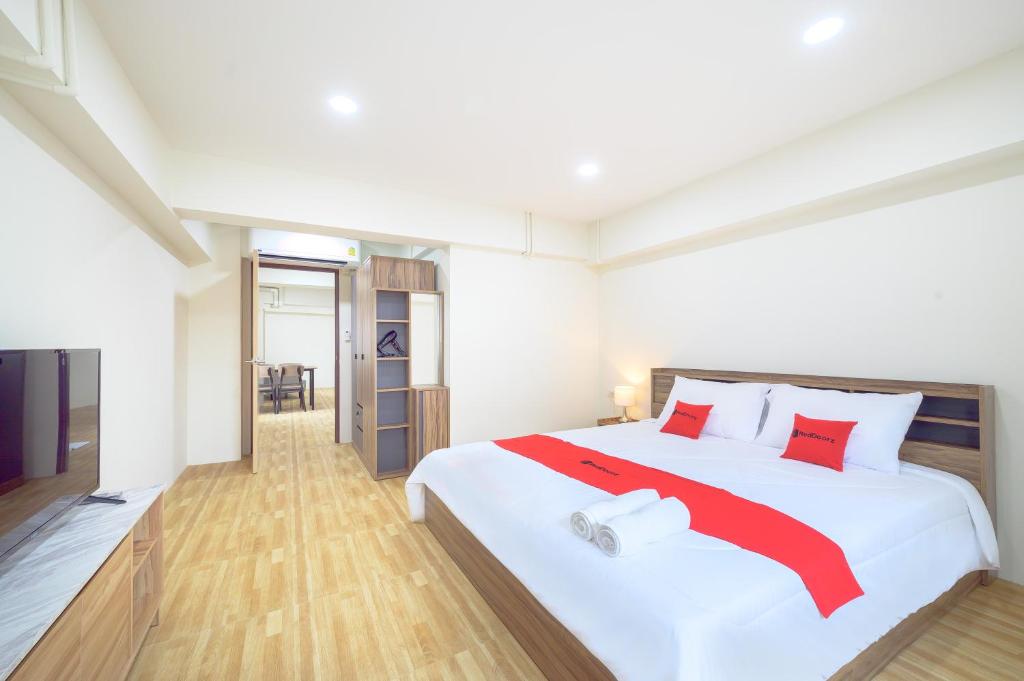 Bang SuHoenhao Boutique Ratchada的卧室配有带红色枕头的大型白色床