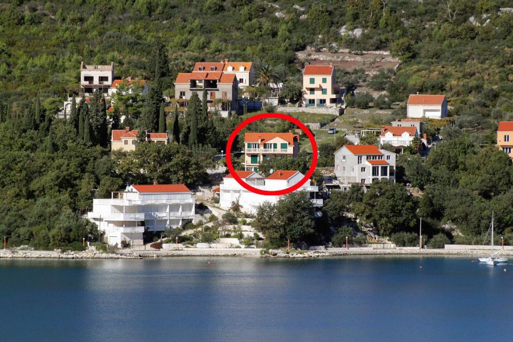 斯拉诺Apartments and rooms by the sea Slano, Dubrovnik - 2681的湖中红圆的房子