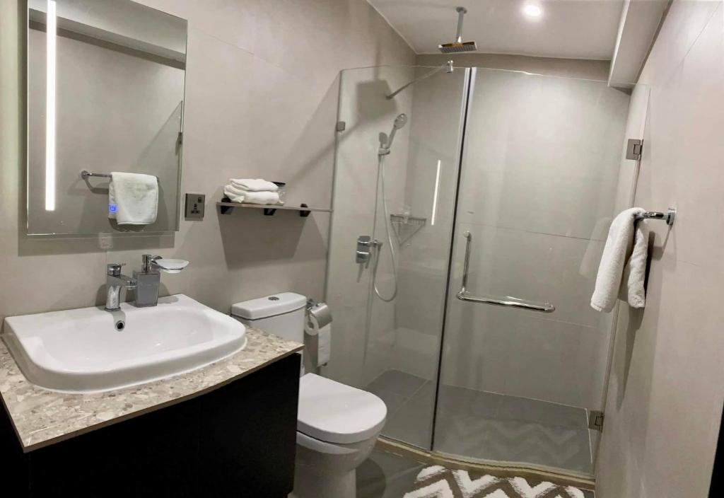 达沃市Aeon Towers Executive Suite 2BR 18th floor的带淋浴、盥洗盆和卫生间的浴室